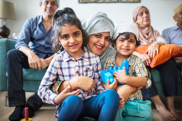 Muzułmańska rodzina wypoczywa i gra w domu