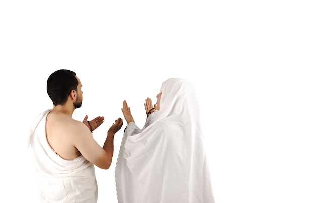 Muzułmański pielgrzym w białych tradycyjnych strojach