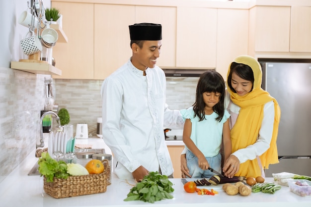 Muzułmański Rodzic I Dziecko Wspólnie Gotują I Przygotowują Się Do Kolacji Iftar W Kuchni