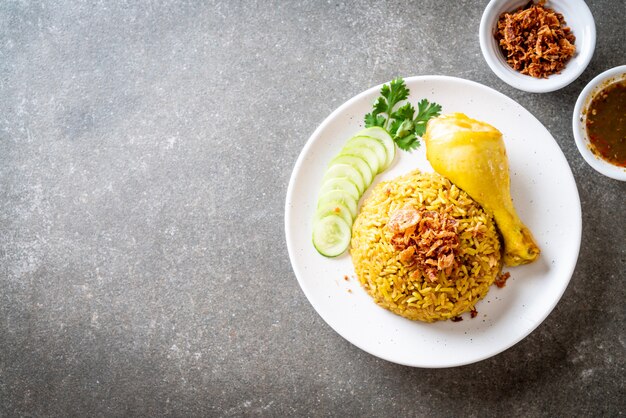 Muzułmański żółty ryż z kurczakiem