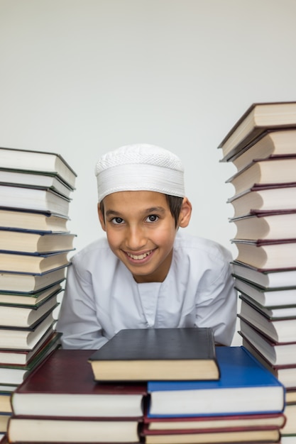 Muzułmańskie dziecko arabskie w bibliotece z książkami