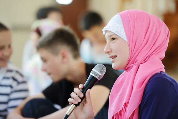 Muzułmańskie i arabskie dziewczęta uczące się razem w grupie