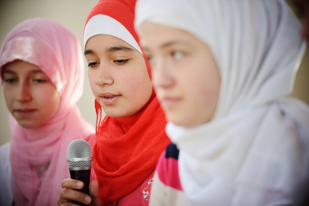 Muzułmańskie I Arabskie Dziewczęta Uczące Się Razem W Grupie