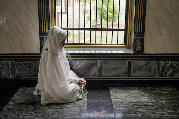 Muzułmańskie Kobiety Modlące Się O Błogosławieństwo Allaha W Meczecie W Ayutthaya