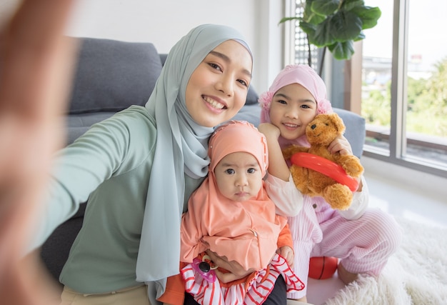 Muzułmańskie Macierzyństwo Przyszłe Matki W Hidżabie I Robienie Autoportretu W Salonie
