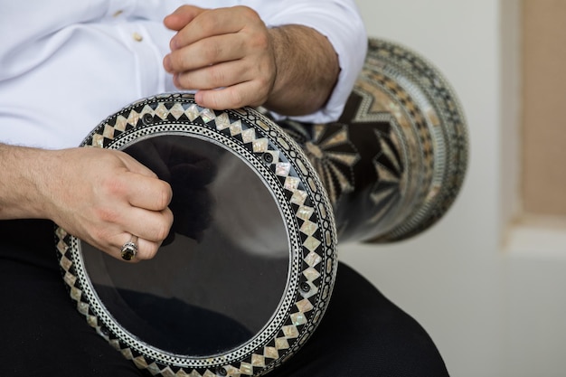 Muzycy grają na arabskich instrumentach