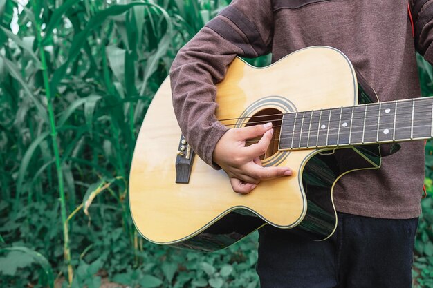 Muzycy grający na gitarze