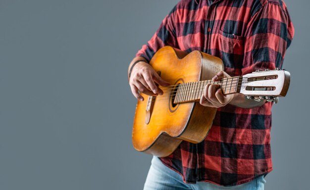 Muzyczny styl życia mężczyzna grający na gitarze Grający na akustycznej gitarze Gitarzysta ręce i gitara