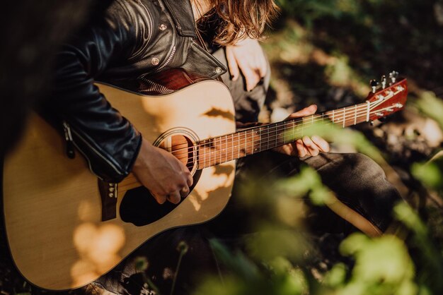 Muzyk Grający Na Gitarze O Zachodzie Słońca Zbliżenie