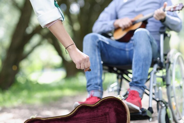 Muzyk Uliczny Z Gitarą Na Wózku Inwalidzkim Zarabia Na Osobie Niepełnosprawnej I Biedzie I Zarobkach