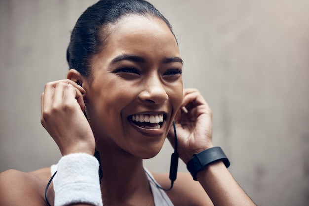 Muzyka szczęśliwa kobieta i miasto fitness ćwiczenia ćwiczenia z głośnikiem motywacyjnym online audio Afrykańska dziewczyna uśmiecha się i słucha trenera sportowego nowoczesnego stylu życia podczas treningu cardio na świeżym powietrzu