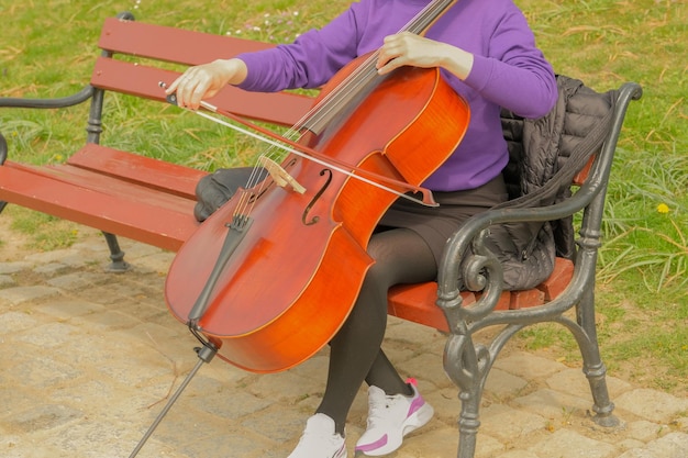 Muzyka ulicy dziewczyna gra na wiolonczeli