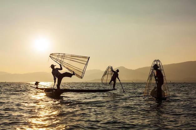 Myanmar atrakcja turystyczna punkt orientacyjny trzech tradycyjnych birmańskich rybaków nad jeziorem Inle Myanmar słynie z charakterystycznego stylu wiosłowania na jednej nodze