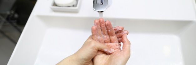 Myć ręce przed jedzeniem koncepcji