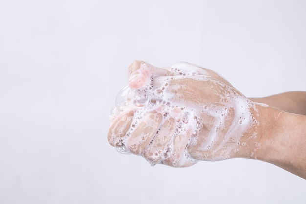 Mycie Rąk Mydłem I Ciepłą Wodą W Domu łazienka Umywalka Człowiek Higieny Rąk Do Zapobiegania Epidemii Koronawirusa.
