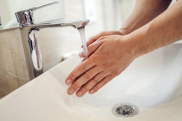 Mycie Rąk Mydłem W Celu Zapobiegania Koronawirusowi, Higiena, Aby Zatrzymać Rozprzestrzenianie Się Koronawirusa.