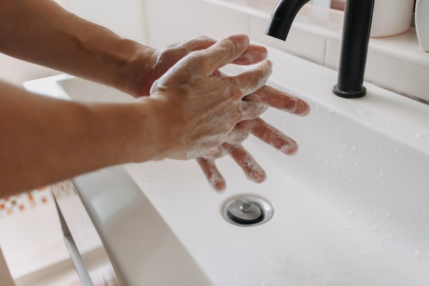 Mycie rąk pianką w toalecie