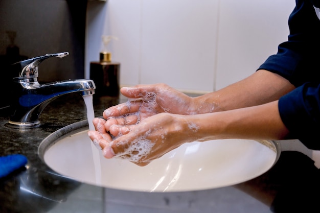 Mycie rąk wcieranie mydłem