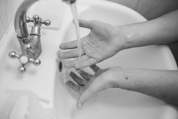 Mycie rąk wodą z mydłem, aby zapobiec koronawirusowi Mycie rąk zdjęcie czarno-białe