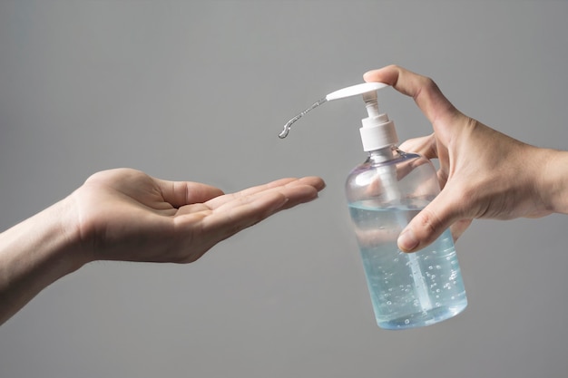 Mycie rąk żelem alkoholowym lub mydłem dezynfekującym bakterie antywirusowe, koncepcja higieny pielęgnacji brudnej skóry.