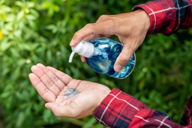 Zdjęcie mycie rąk żelem alkoholowym w celu ochrony przed wirusami
