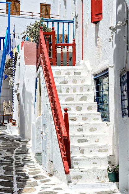 Myconos, widok na białe domy z brukowanymi uliczkami. Obmywane przez Morze Egejskie Południowe, Cyklady.