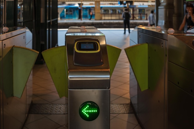 Zdjęcie myki tap on tap off ticket gate system w metrze w melbourne w australii automatyczna kontrola biletów