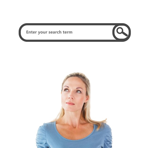 Zdjęcie myśląca ładna blondynka patrząca na wyszukiwarkę