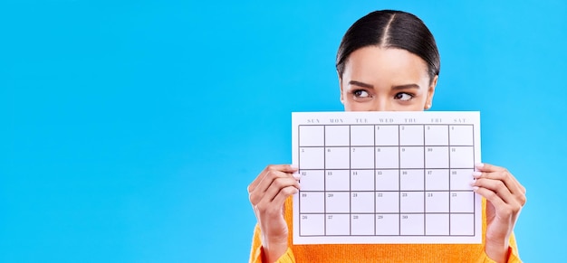 Myślenie kalendarza i kobieta na niebieskim tle z plakatem do planowania harmonogramu i porządku obrad w studio Strategia zarządzania czasem i dziewczyna z szablonem miesiąca do planowania tygodniowego daty i wydarzenia