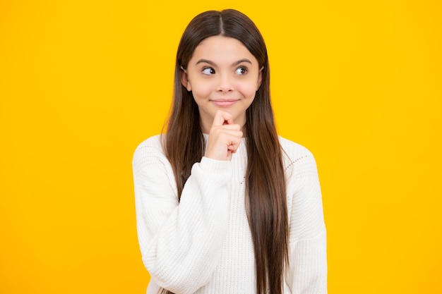 Myślenie nastolatek dziewczyna przemyślane emocje Headshot portret nastolatek dziecko dziewczyna na białym tle na tle studio Koncepcja stylu życia dzieciństwa Mock up kopia przestrzeń