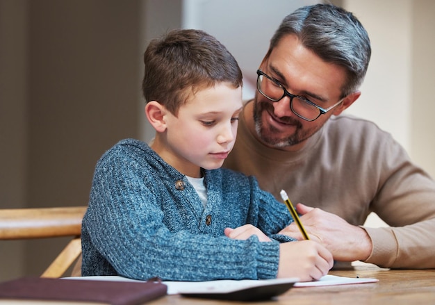 Myślisz, że dasz radę? Zdjęcie przedstawiające ojca pomagającego synowi odrabiać lekcje?
