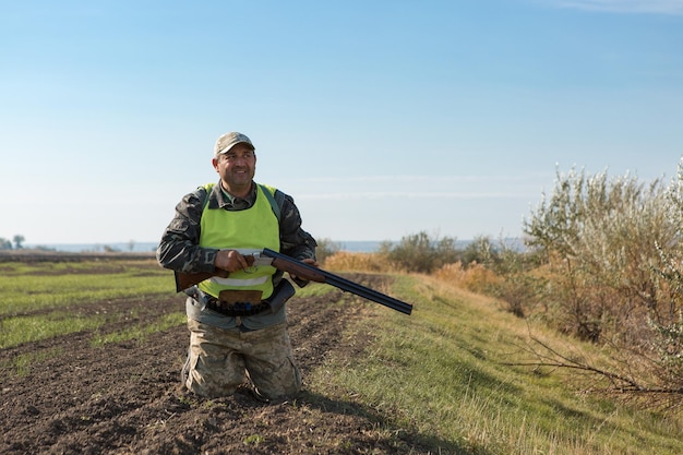 Myśliwy W Kamuflażu Z Pistoletem Podczas Polowania W Poszukiwaniu Dzikiego Ptactwa Lub Zwierzyny łownej