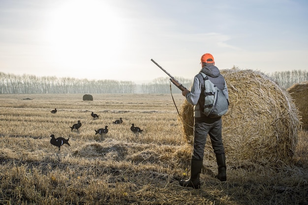 Myśliwy z pistoletem polujący na ptaki w sezonie jesiennym Koncepcja męskiego hobby