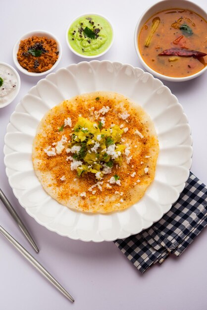 Mysore Masala Dosa lub otwarta dosa podawana z selektywnym focusem sambar i chutney