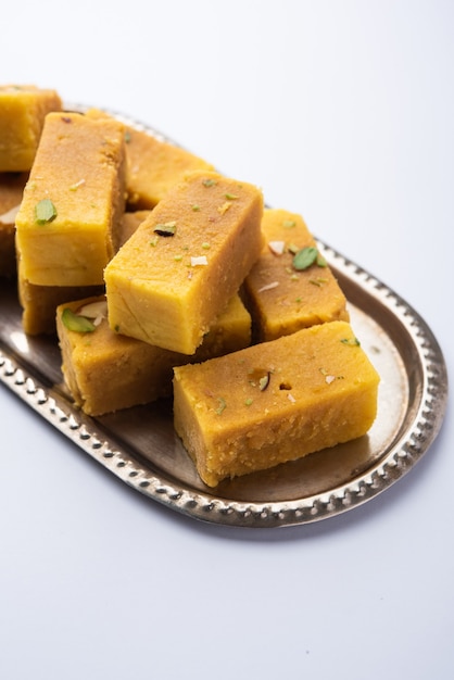 Mysore pak to indyjskie słodycze przygotowywane w ghee. Powstał w mieście Mysuru