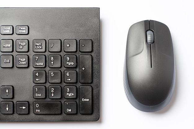Zdjęcie mysz komputerowa i klawiatura na białym tle.