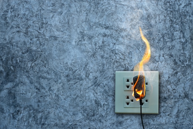 Zdjęcie na adapterze ładowarki ogniowej na betonowej ścianie odsłonięta betonowa ściana z przestrzenią