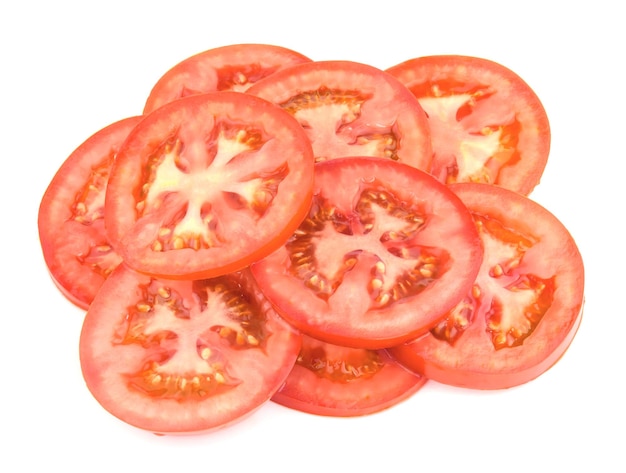 Na białym tle oddzielone plasterki pomidorów