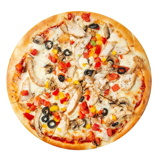 Na białym tle pizza z kurczaka z oliwkami i papryką