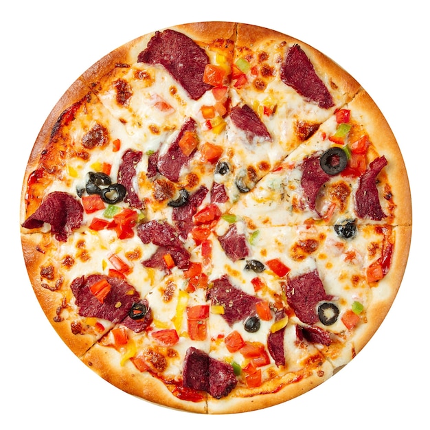 Na białym tle pizza z mięsem i warzywami na białym tle