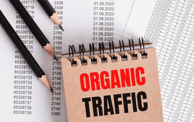 Na Brązowym Notesie Widnieje Napis Organic Traffic