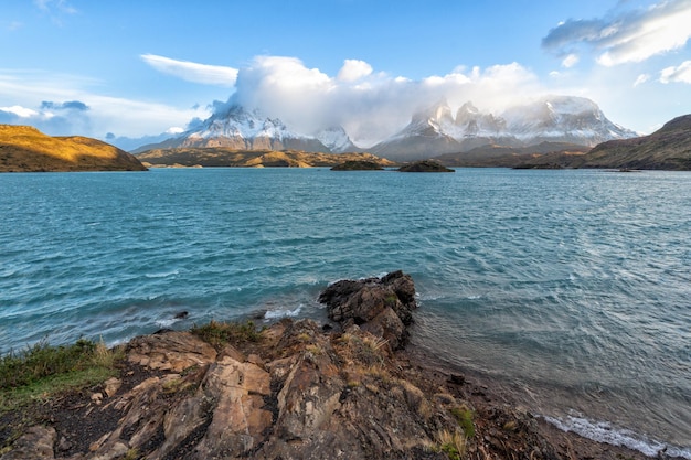 na brzegu jeziora Lago del Pehoe w parku narodowym Torres del Paine Patagonia Chile