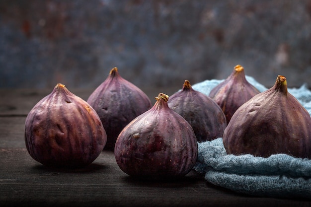 Na Czarnym Drewnianym Stole Znajdują Się Owoce świeżych Fig. Piękne Niebieskie Owoce Rys. Z Bliska