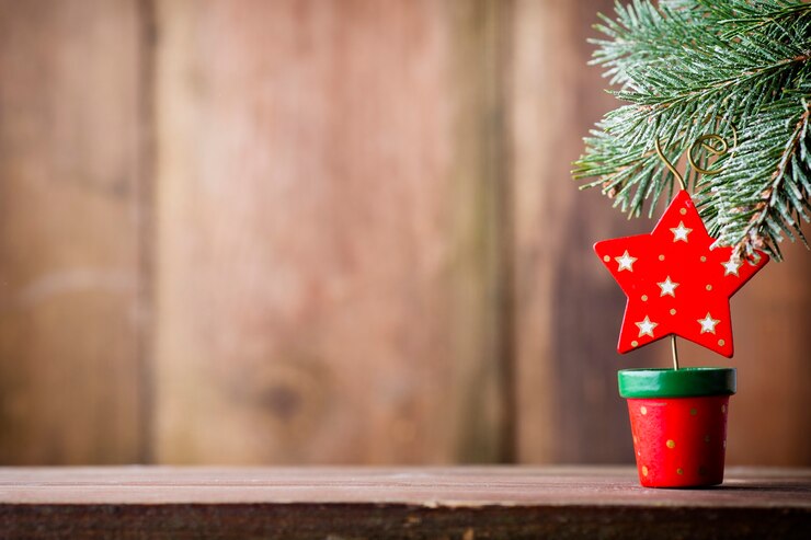 Na drewnianym tle Christmas decor.