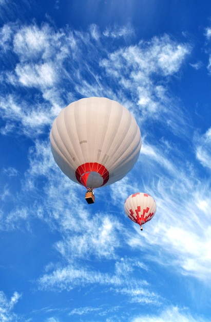 Na górze balony nadmuchują się i unoszą w powietrzu