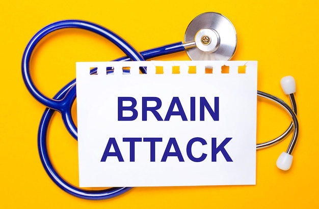 Na Jasnożółtym Tle Niebieski Stetoskop I Kartka Papieru Z Napisem Brain Attack Koncepcja Medyczna