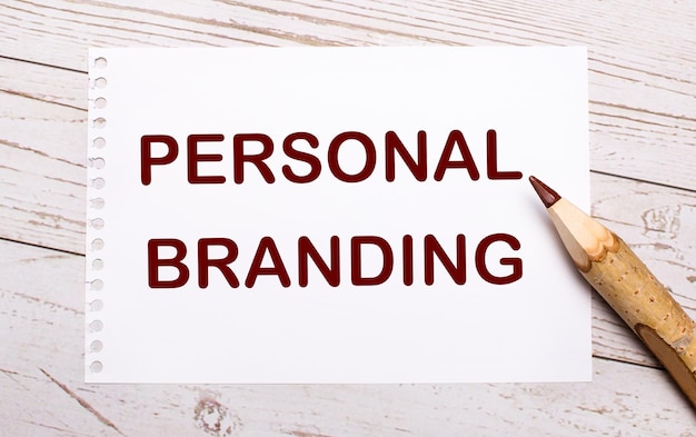 Na Jasnym Drewnianym Tle Kredka I Biała Kartka Papieru Z Napisem Personal Branding