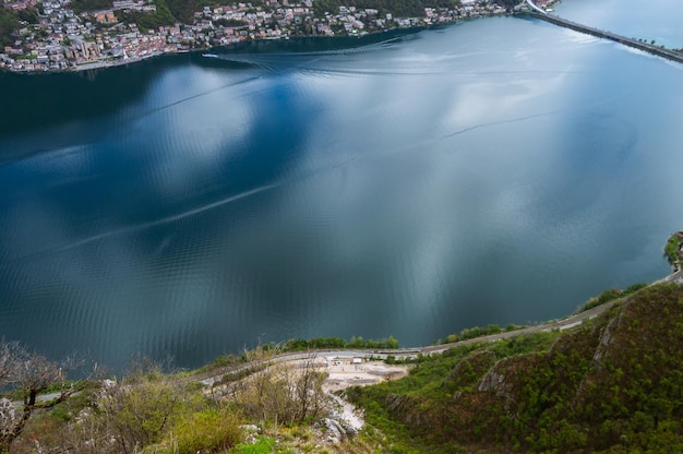 Na jeziorze Lugano w szwajcarskim kantonie Ticino przecina się wzgórze Melide