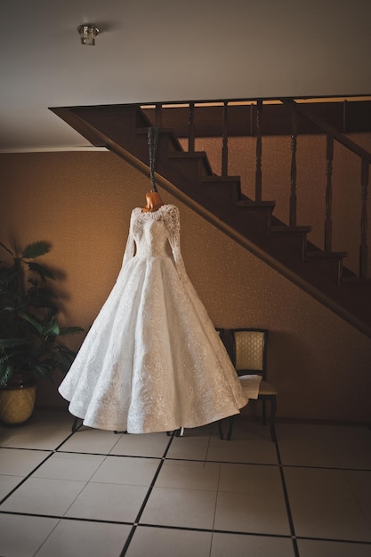 Na klatce schodowej 2624 wisi manekin z białą suknią ślubną