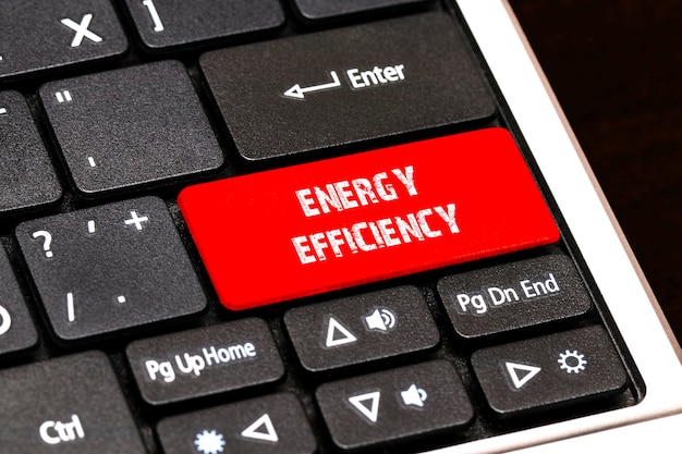 Zdjęcie na klawiaturze laptopa czerwony przycisk z napisem efektywność energetyczna.